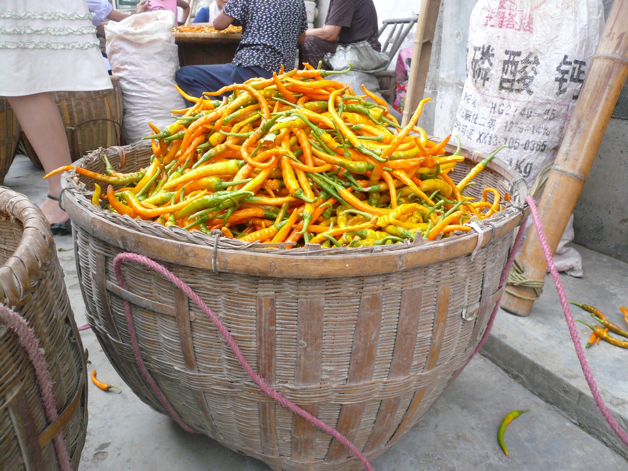 Image - red pepper yellow gong pepper