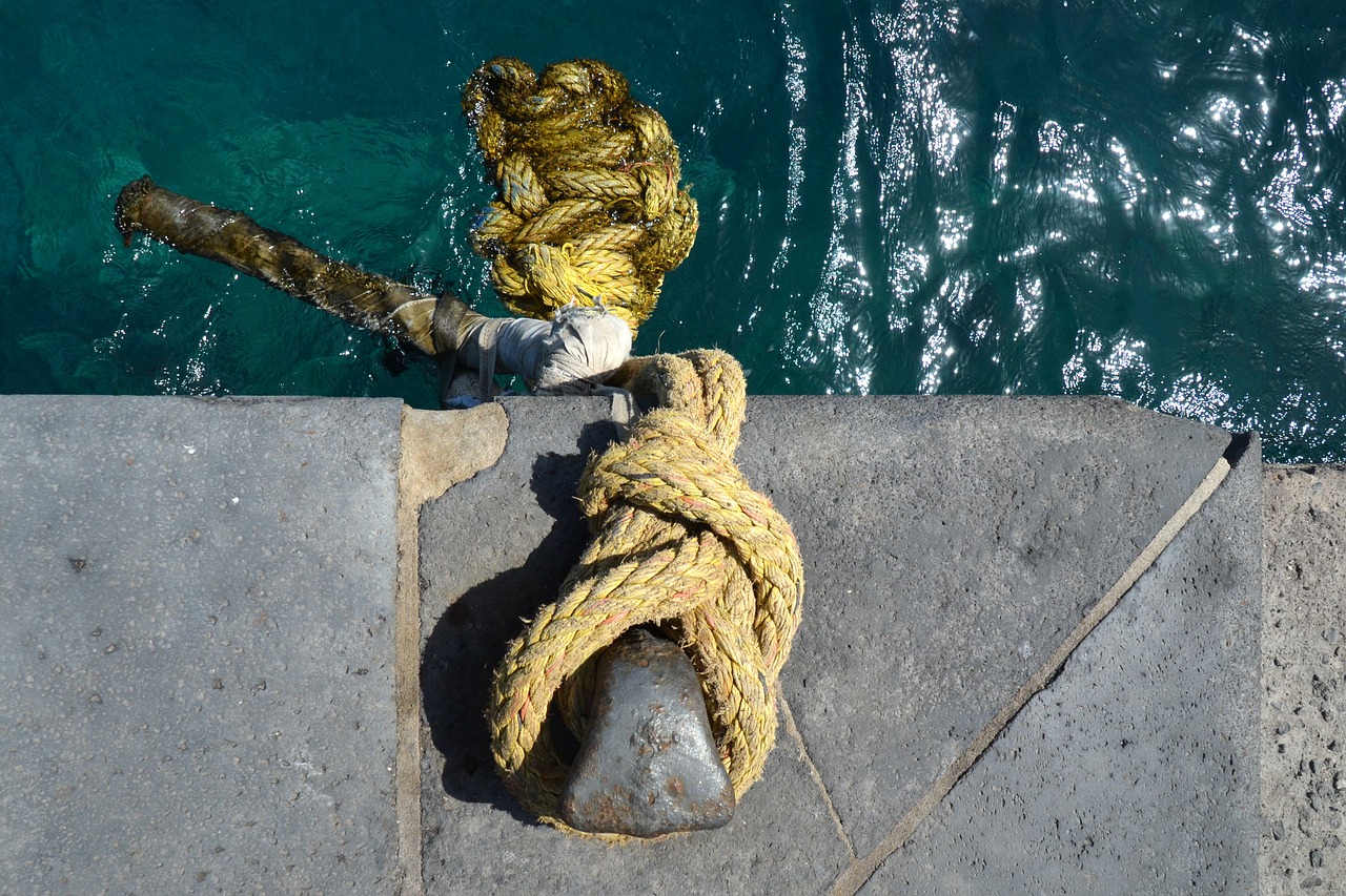 Image - dew bollard rope port maritime