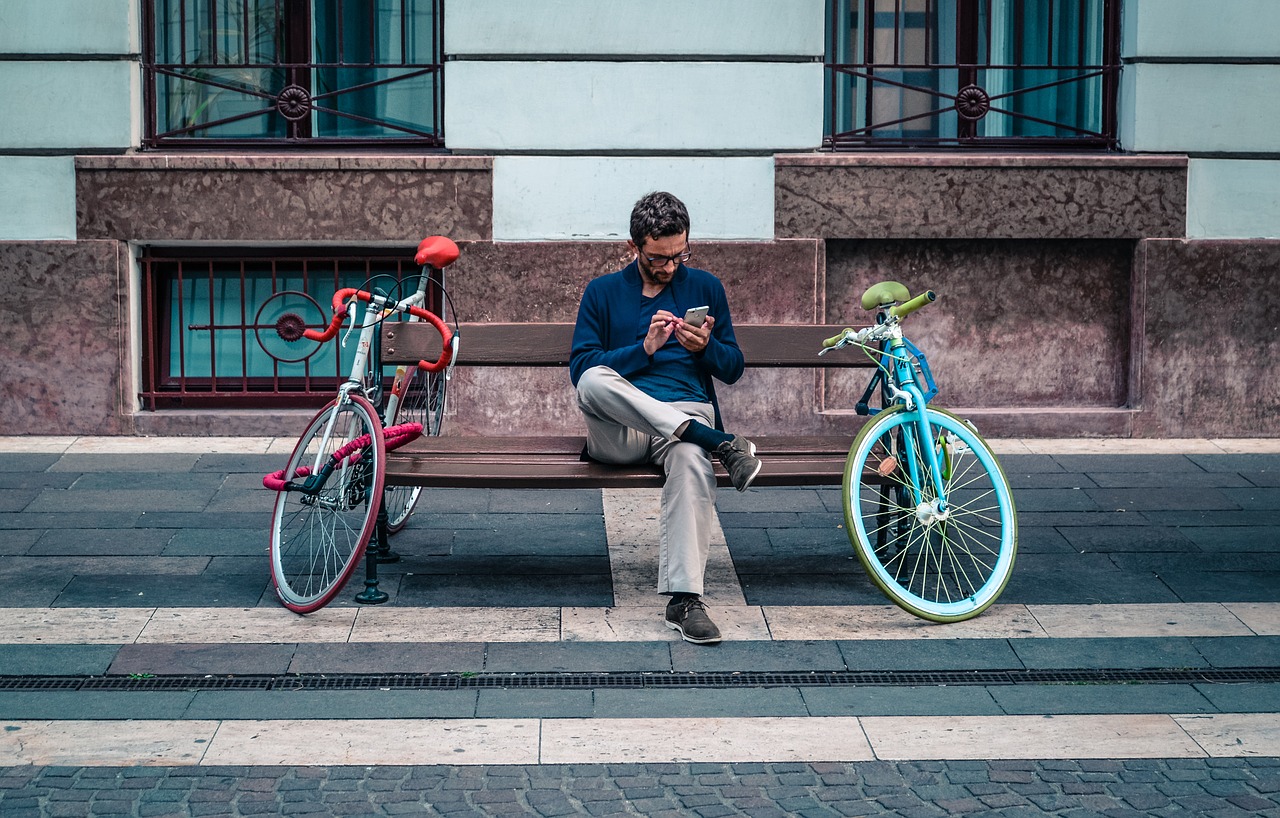Image - man smartphone sitting waiting