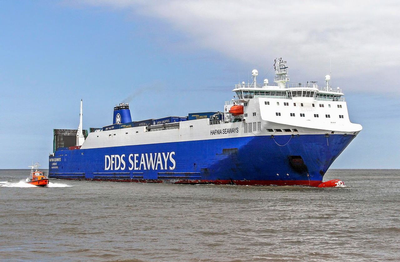 Image - ship cargo offshore