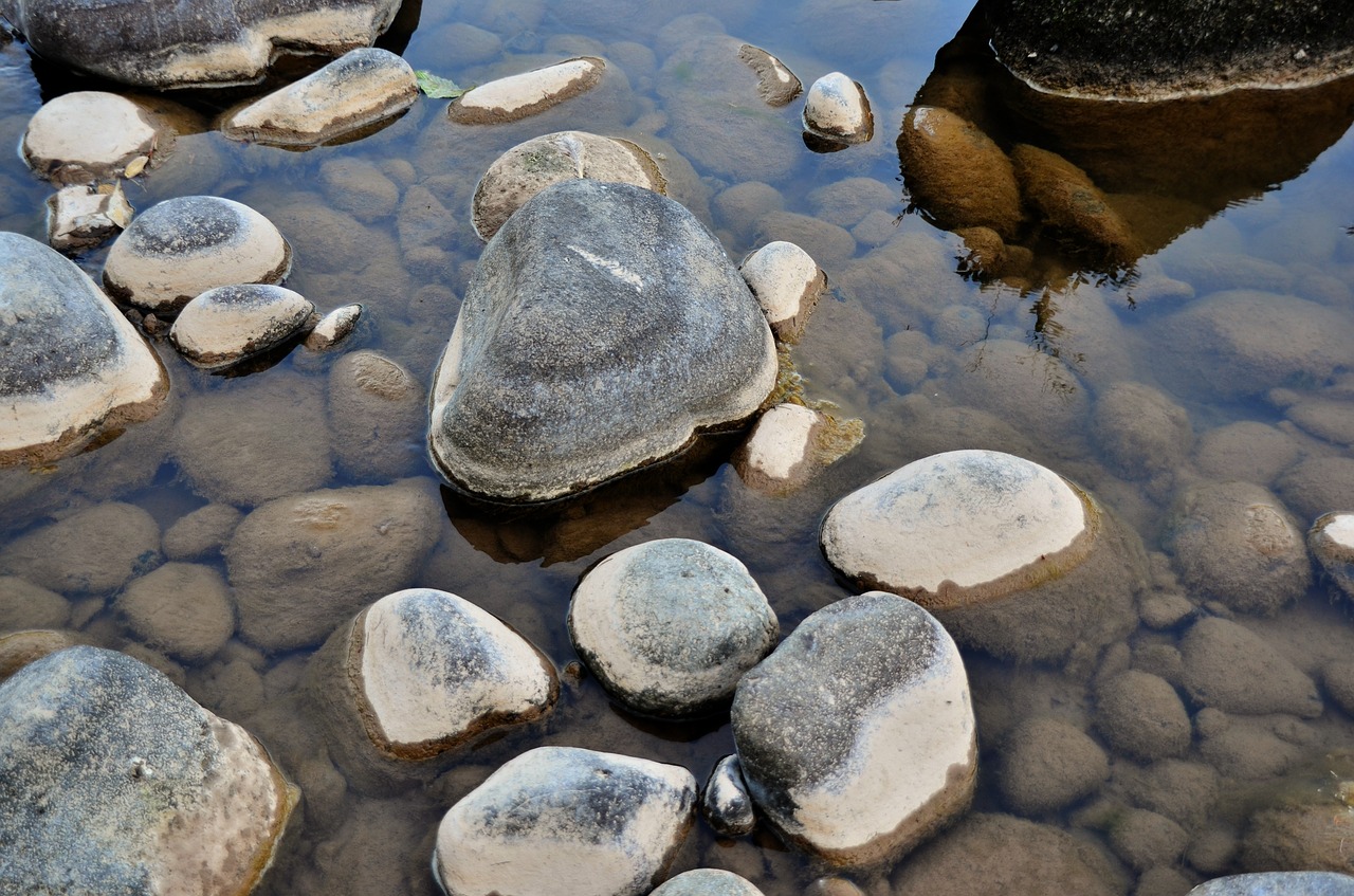 Image - water reflection rocks pebbles