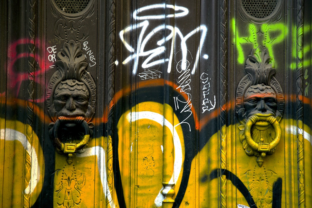 Image - graffiti door rings barcelona