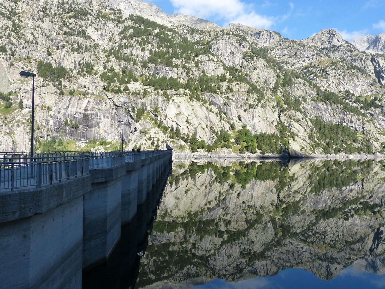 Image - dam estany de cavallers pyrenees