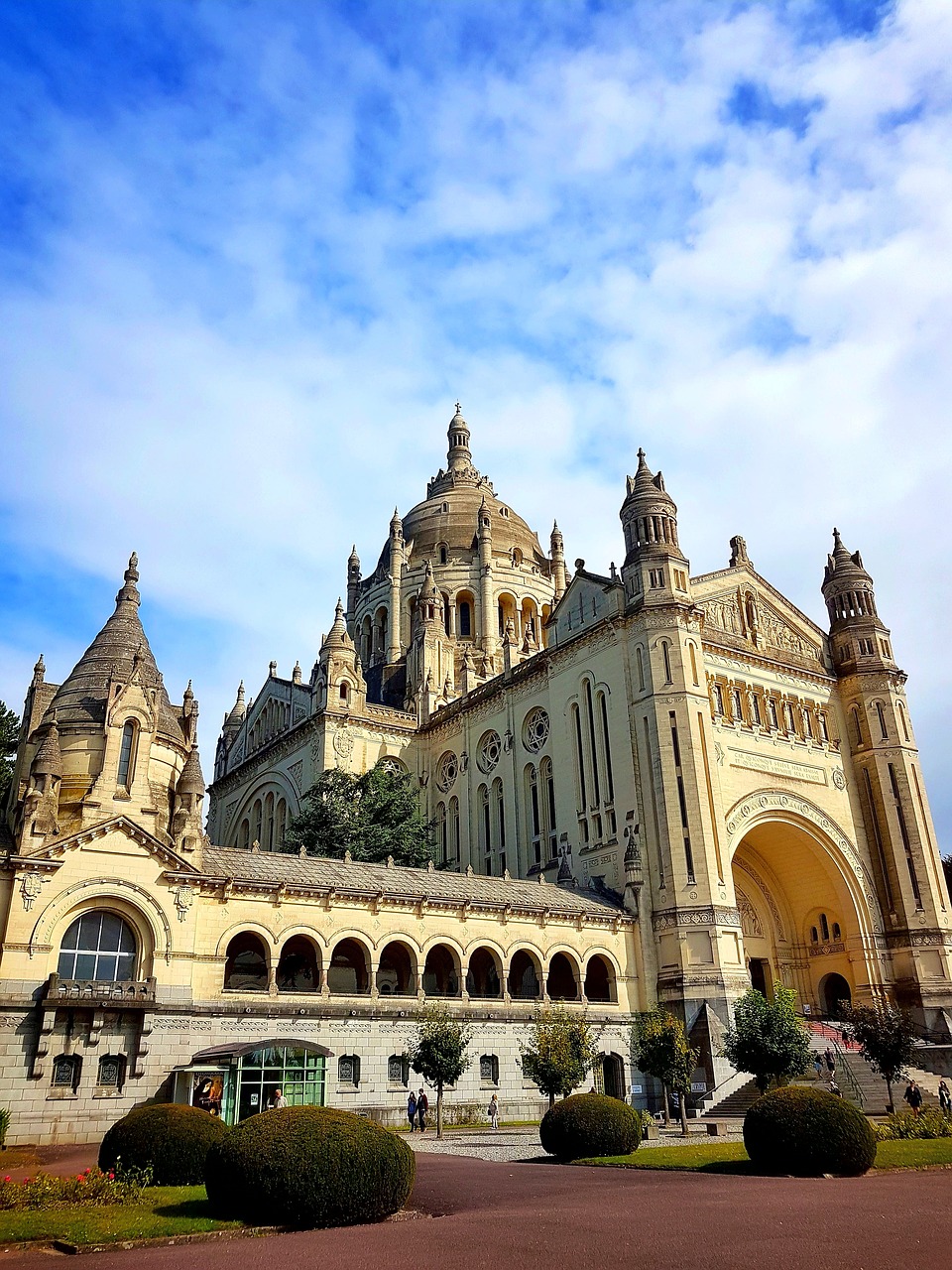 Image - cathedral basilica gothic monument