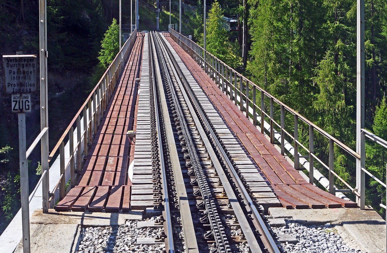 Image - valley bridge railroad track