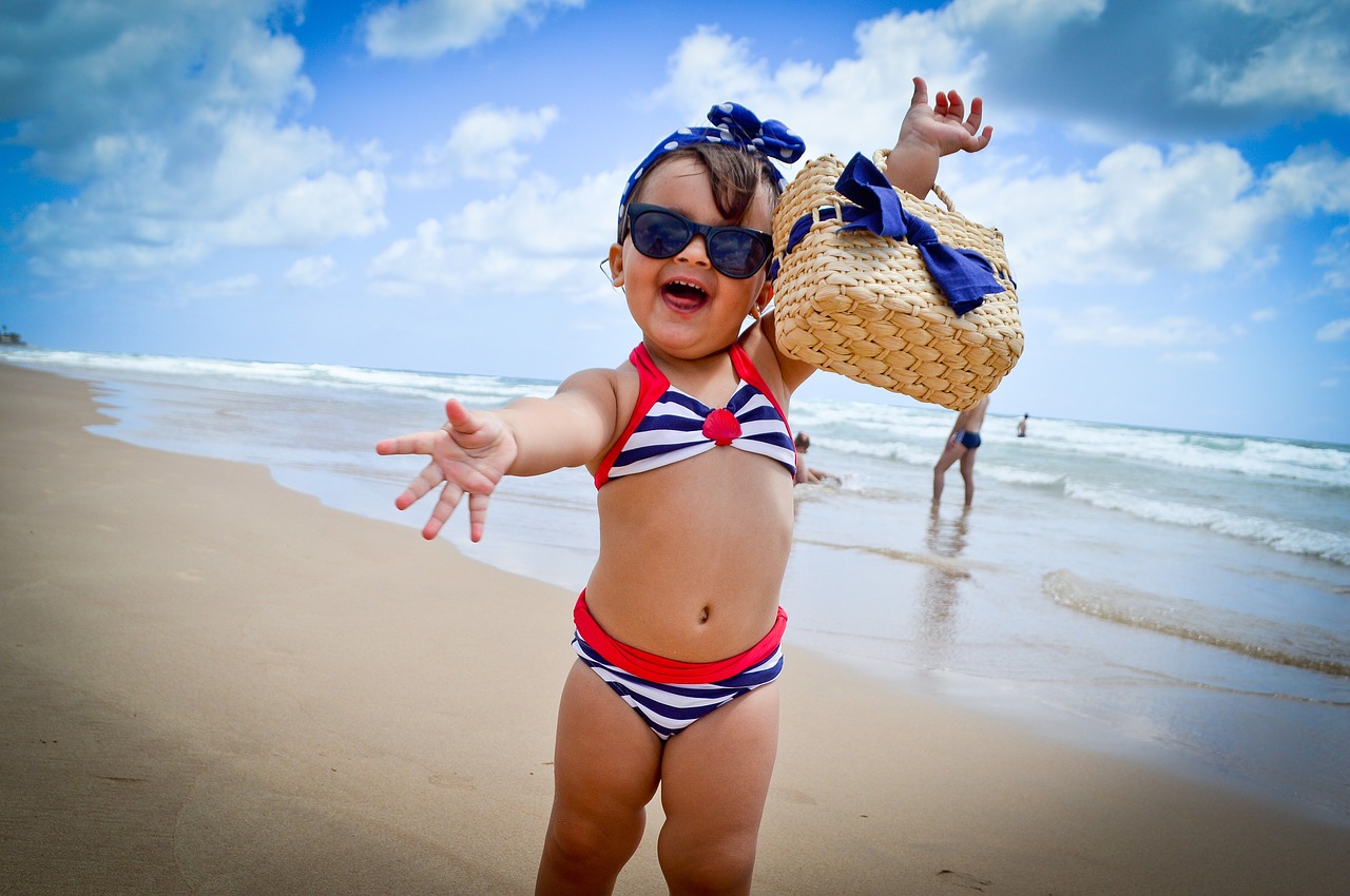 Image - open arms child happy to smiling