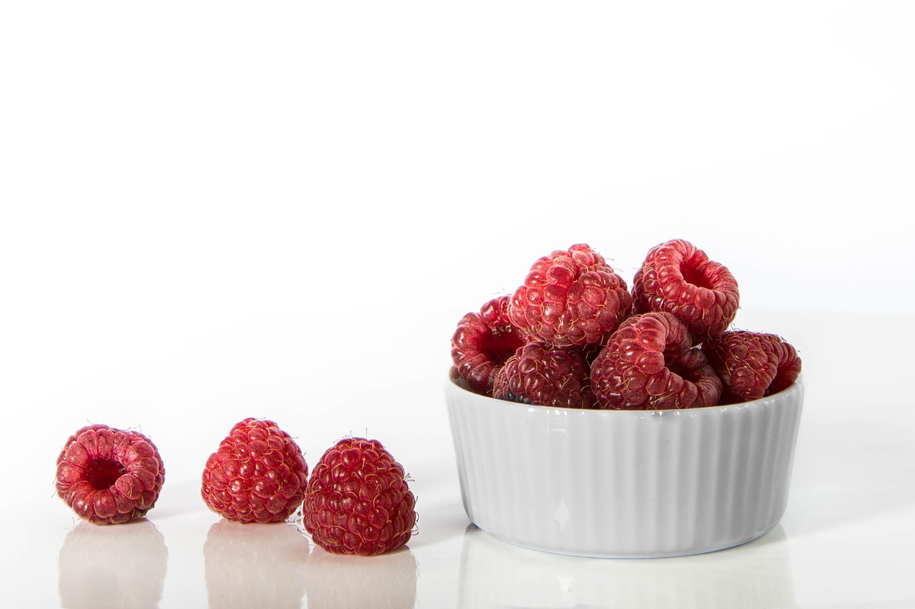 Image - bowl raspberries bay fruit table