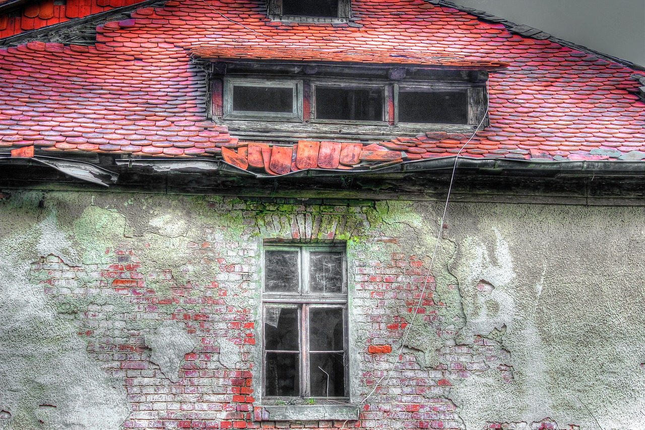 Image - roof old beaver tails red brick