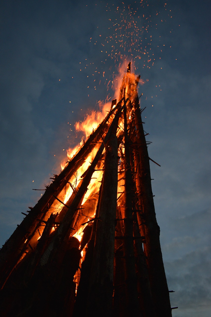 Image - fire bonfire big tall night