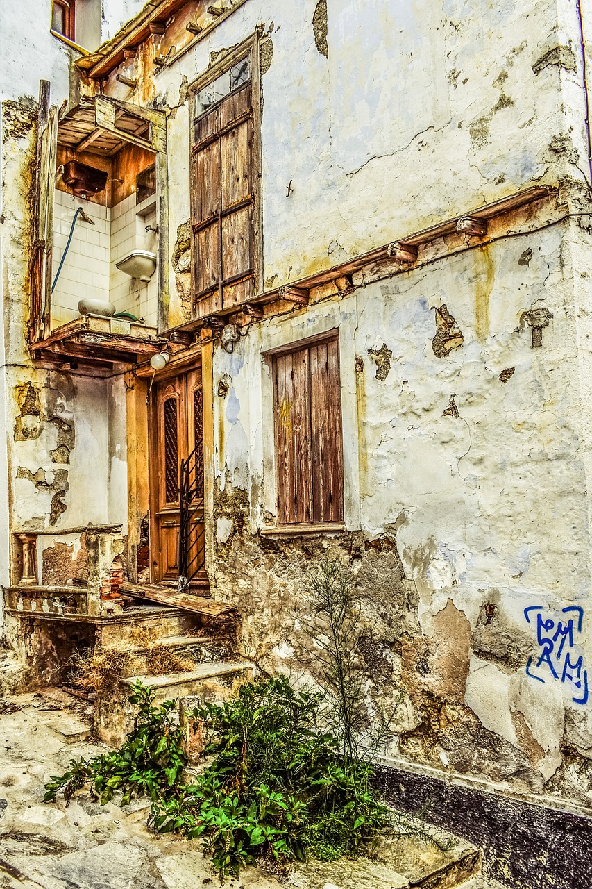 Image - old house damaged weathered