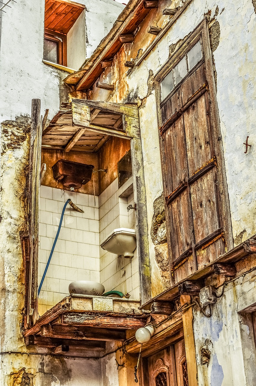 Image - old house damaged weathered