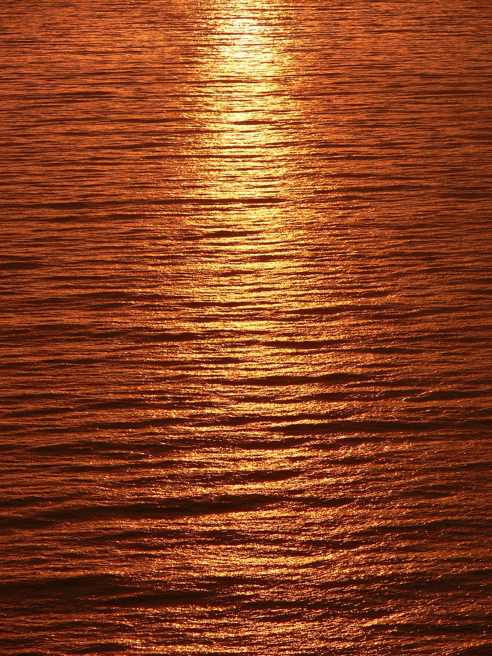 Image - streak light sunset reflected