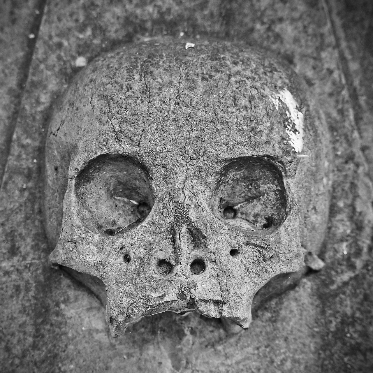 Image - skull and crossbones tombstone