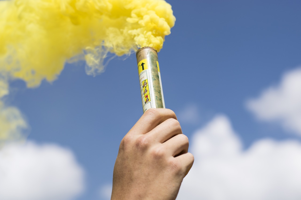 Image - yellow non smoke bomb air