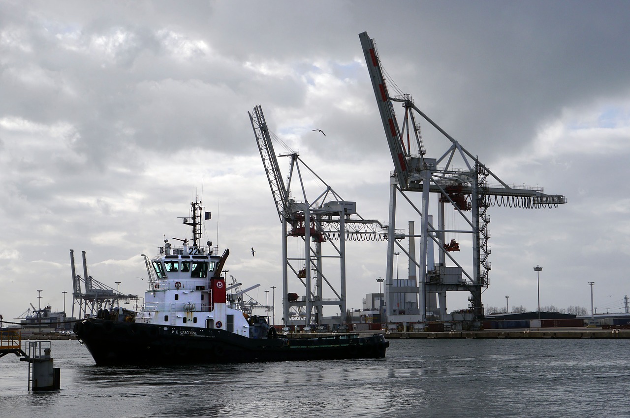 Image - boat tug port crane