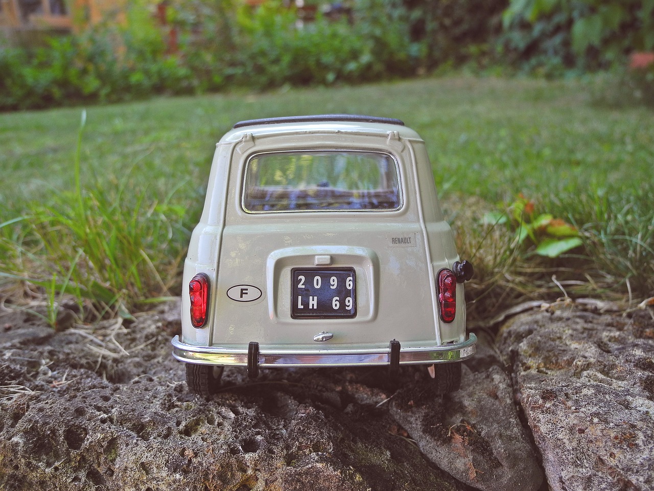 Image - renault r4 model miniature car