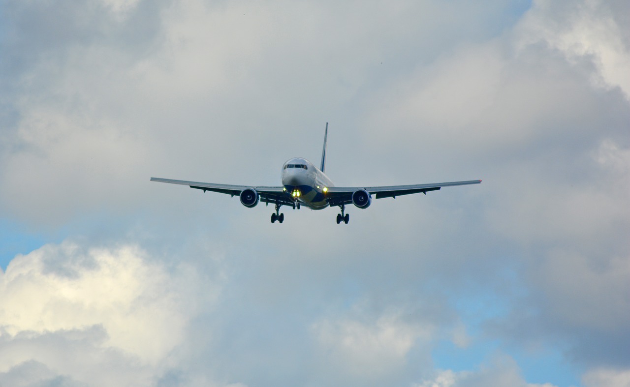 Image - landing land jet aircraft