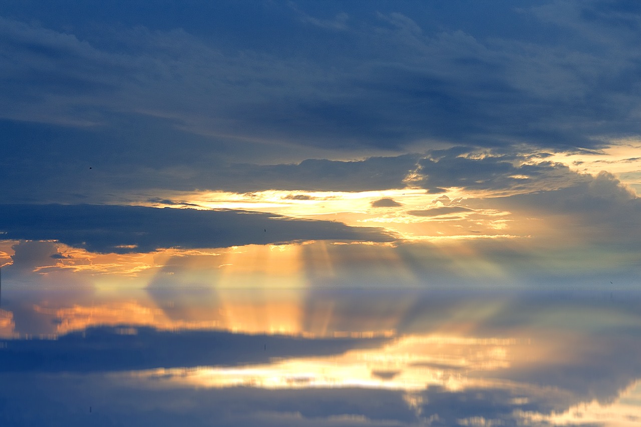 Image - lake sunbeam sunset clouds nature