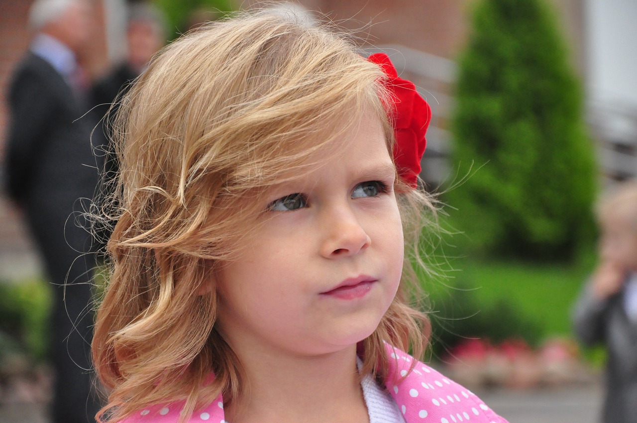 Image - the little girl flower portrait