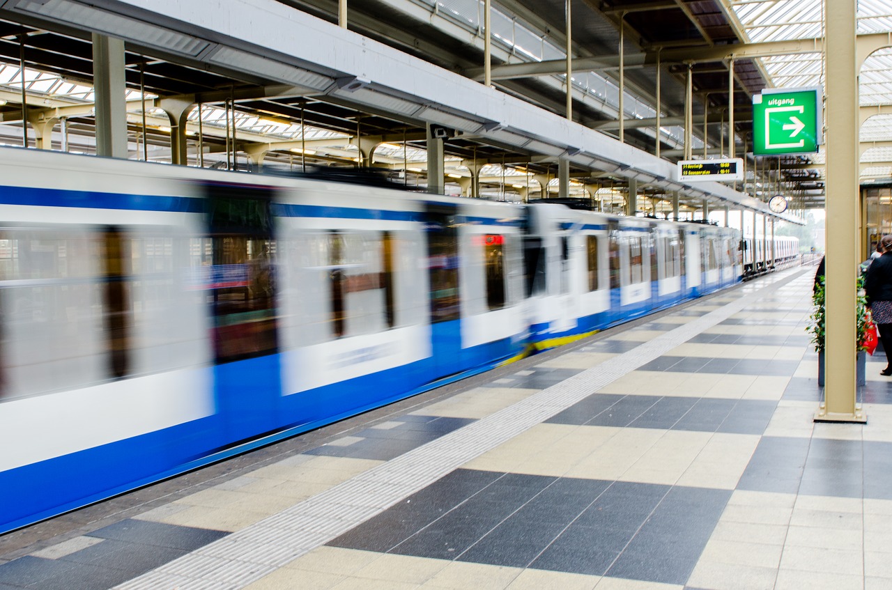 Image - metro train commute transport