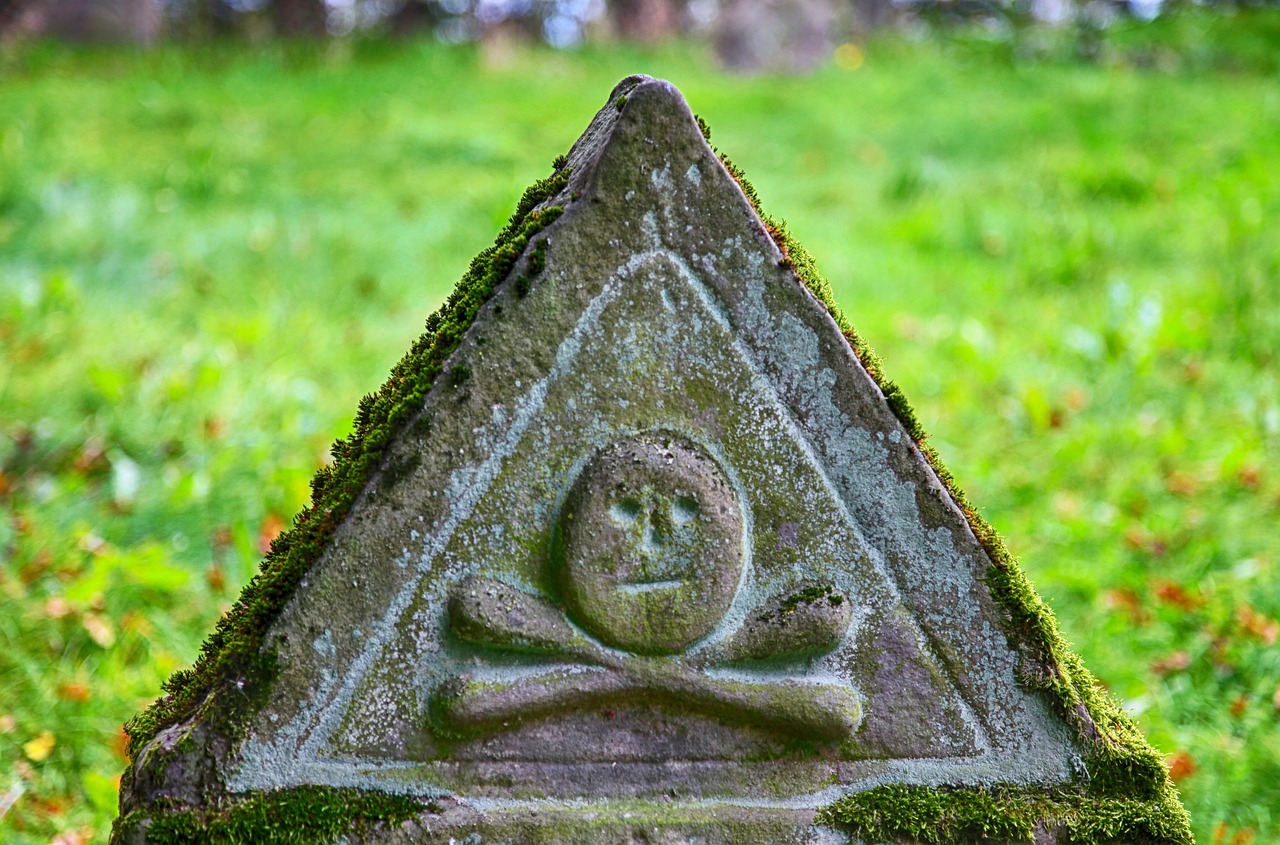 Image - tombstone old pointed stone