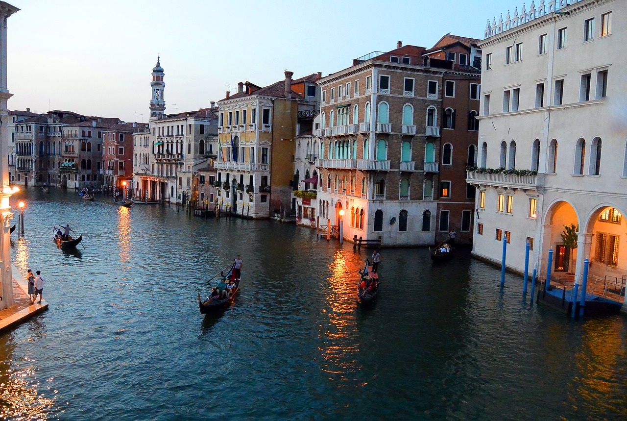 Image - gondolas canale grande rialto bridge