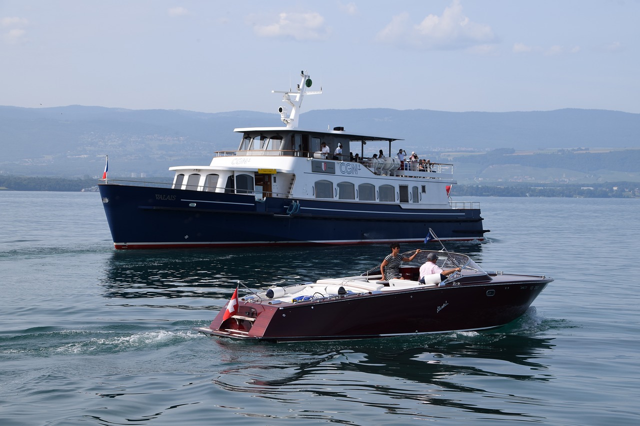 Image - lake boat navigation france