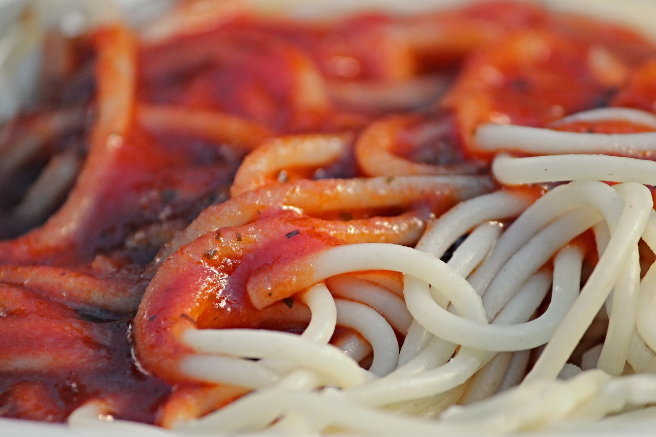 Image - spaghetti tomato sauce eat noodles