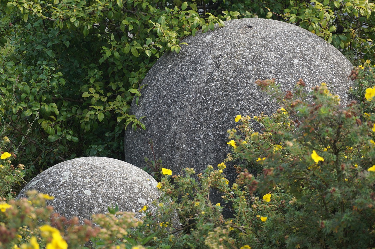 Image - sphere stone flowers decoration