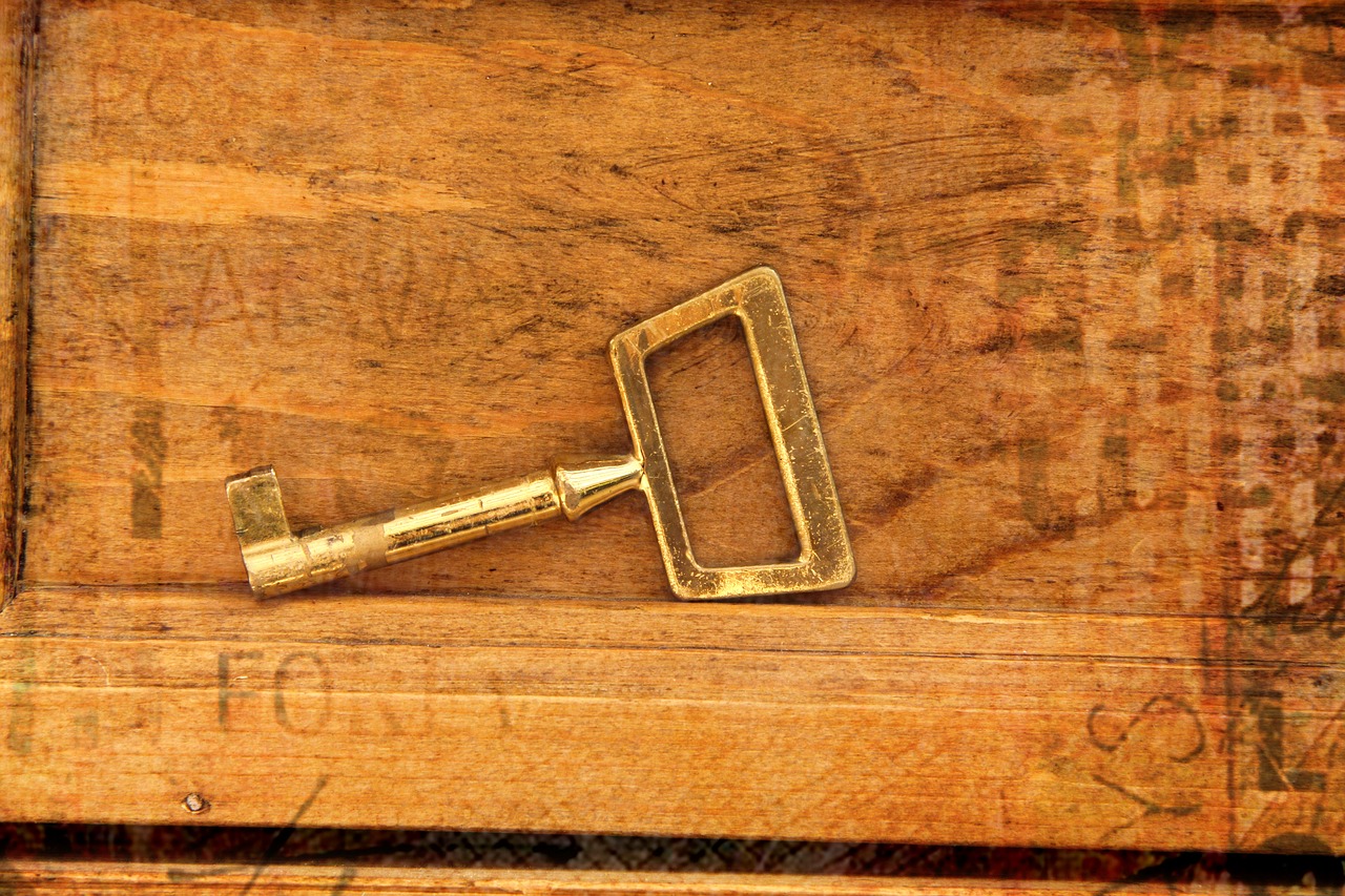 Image - key wood antique deco close