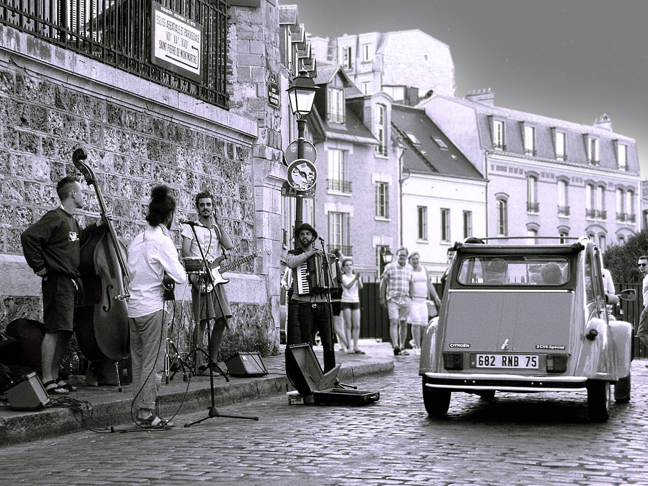 Image - paris montmartre street music