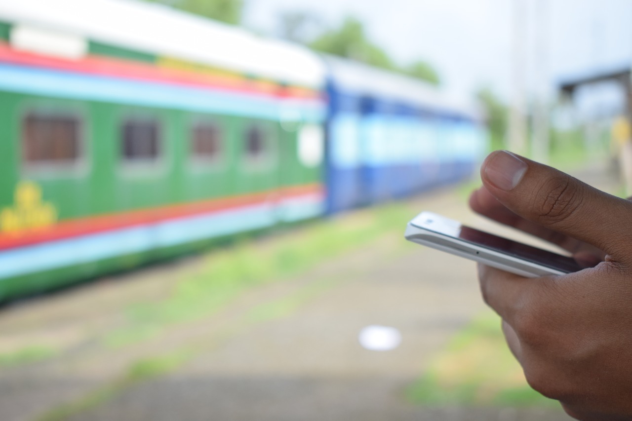 Image - train mobile phone hands blurred