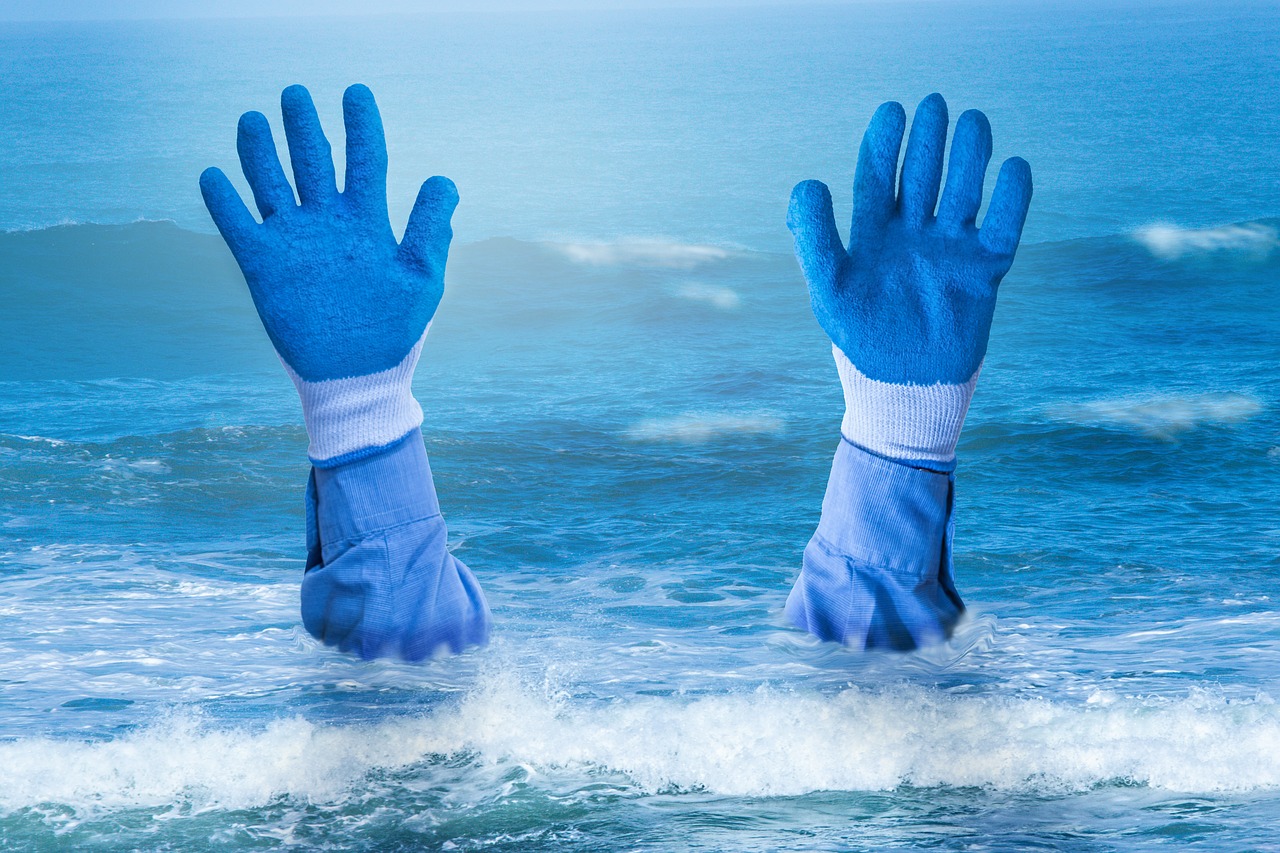 Image - hands drowning sea cold wet