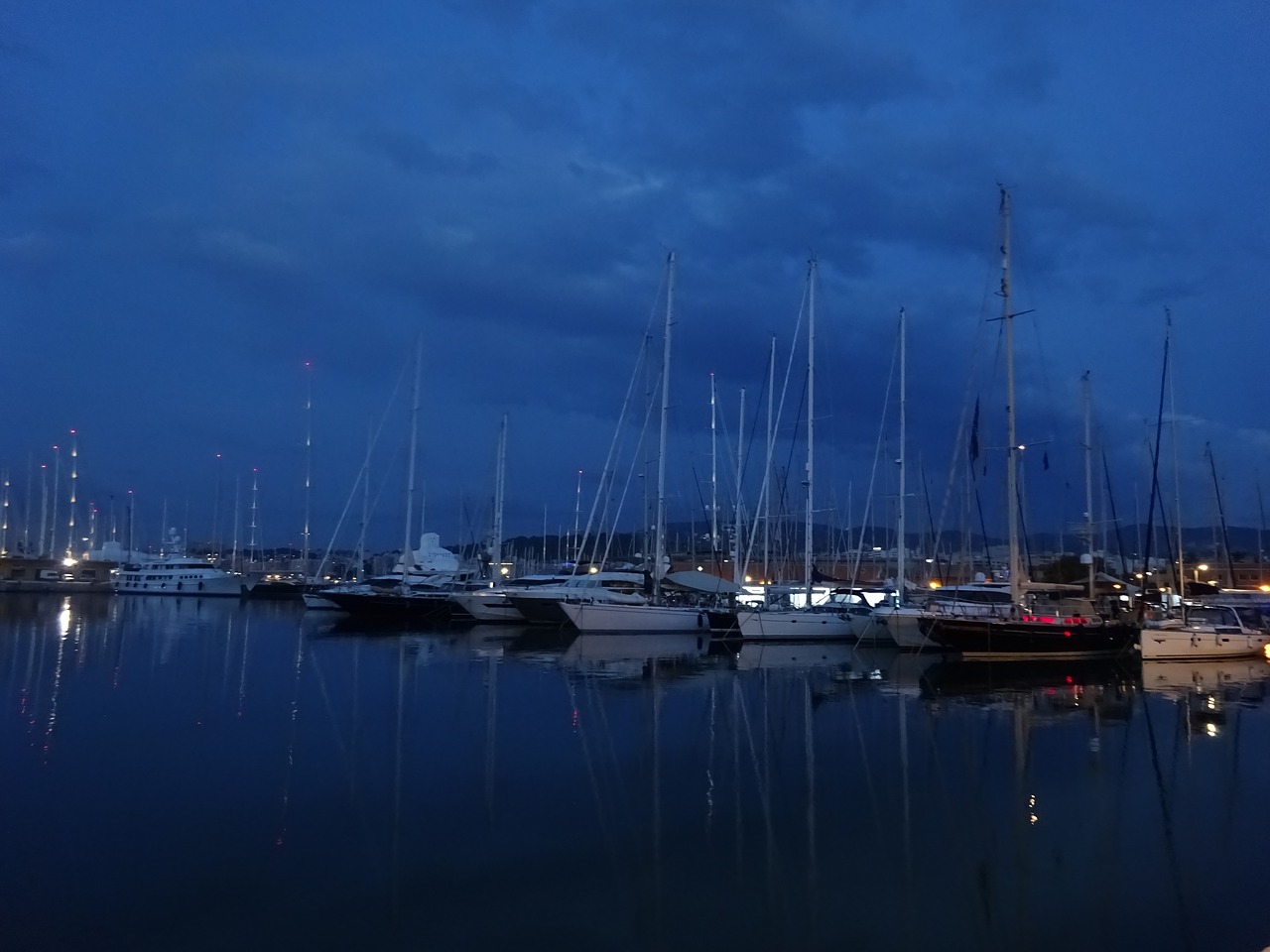 Image - boats night palma dique del oeste