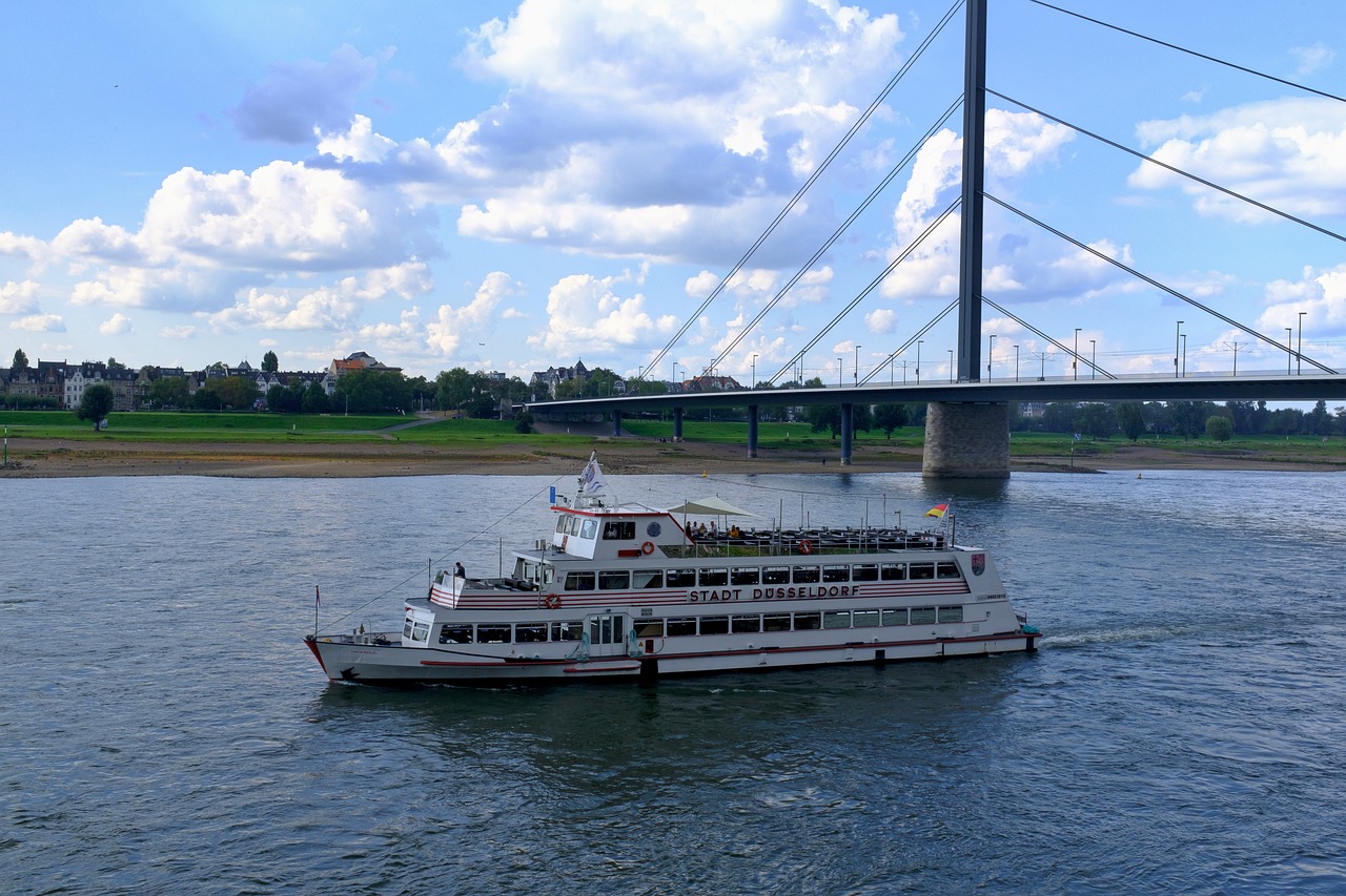 Image - düsseldorf rhine boot