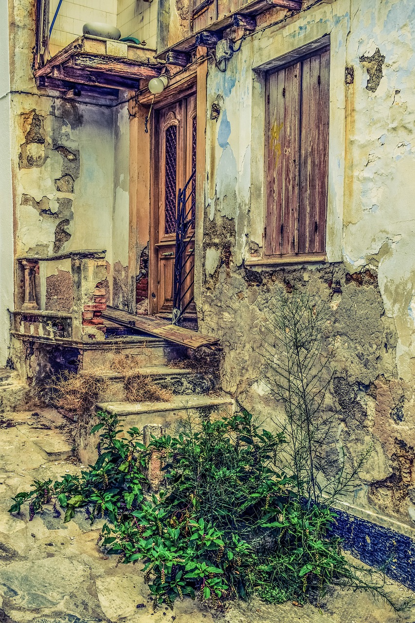 Image - old house damaged weathered