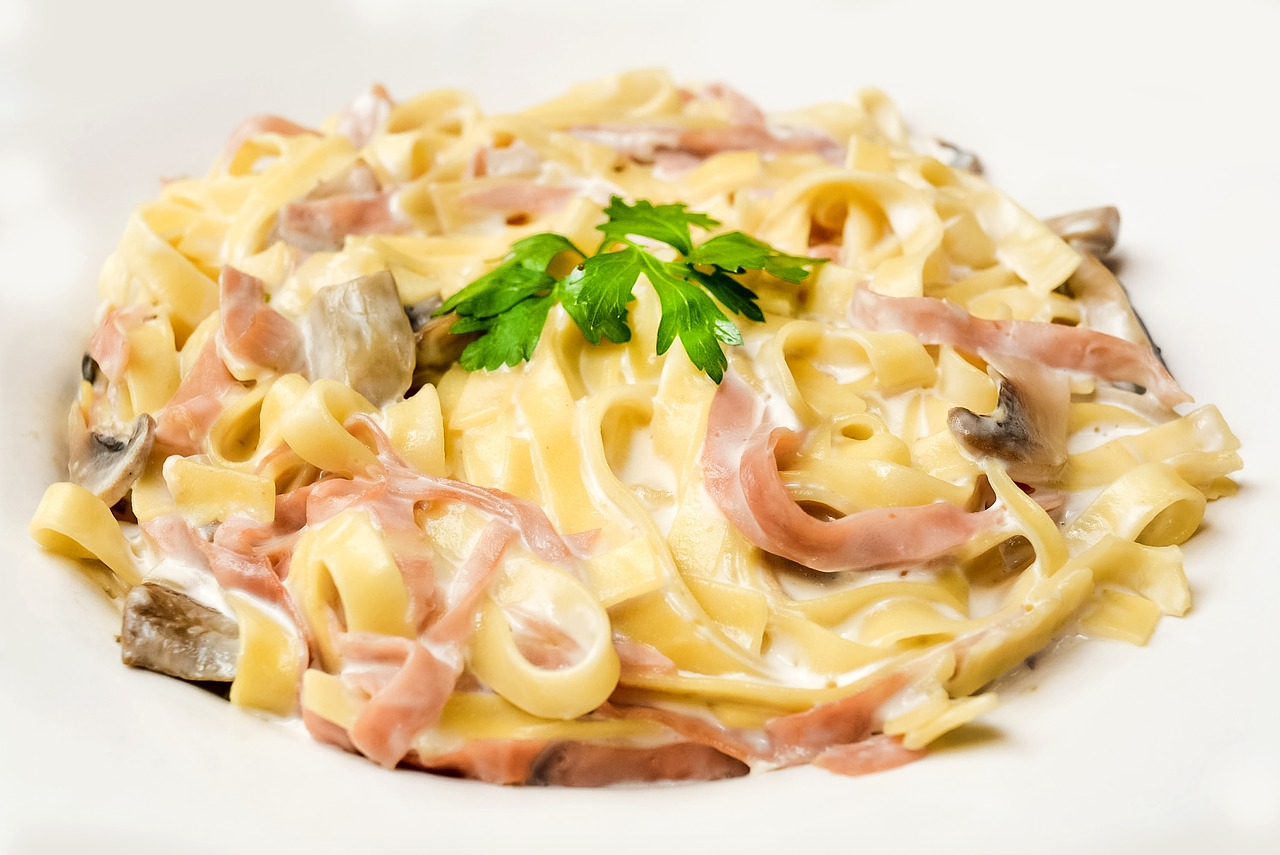 Image - tagliatele pasta ham parsley