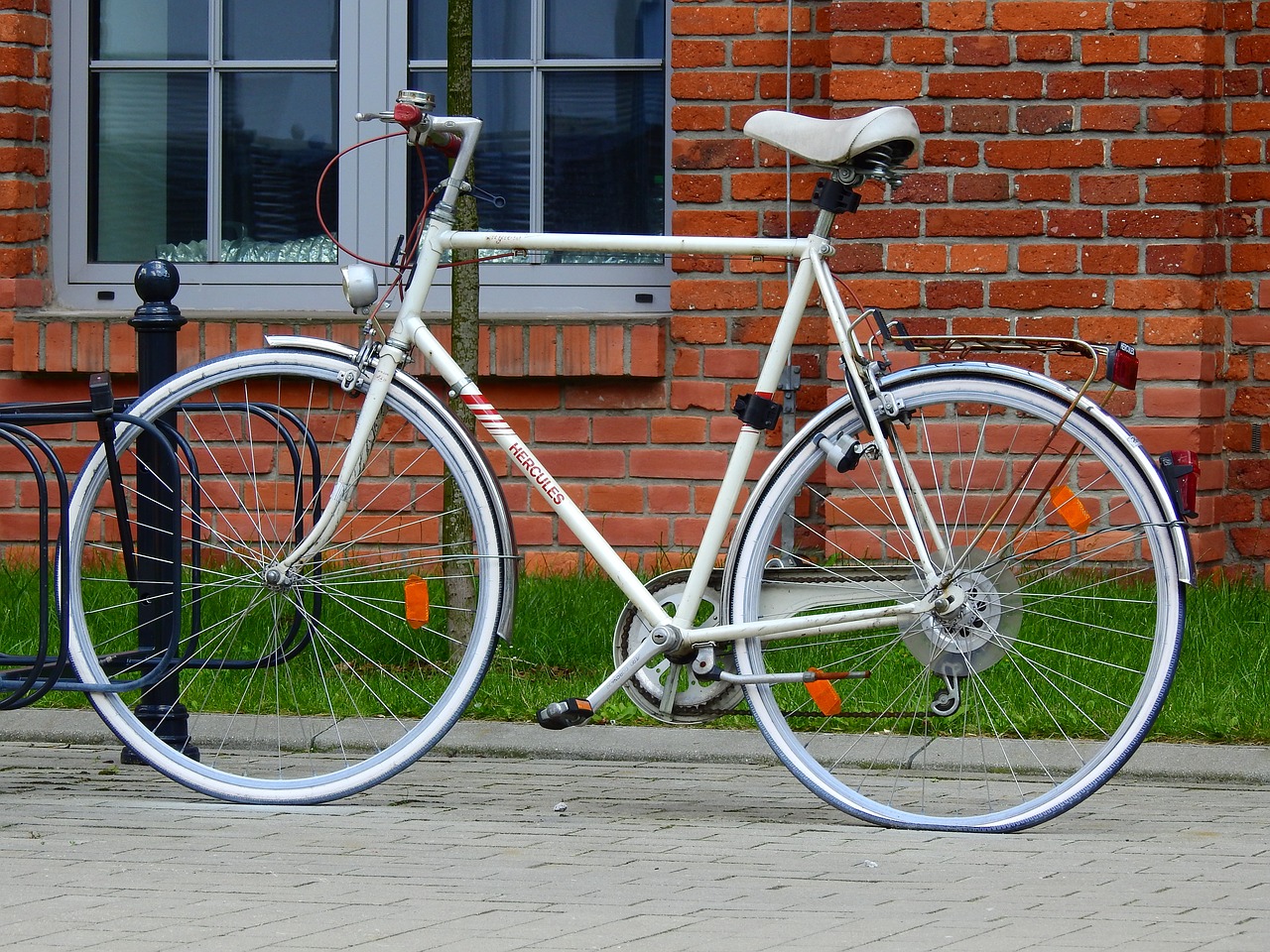 Image - bike city street old bike wheel