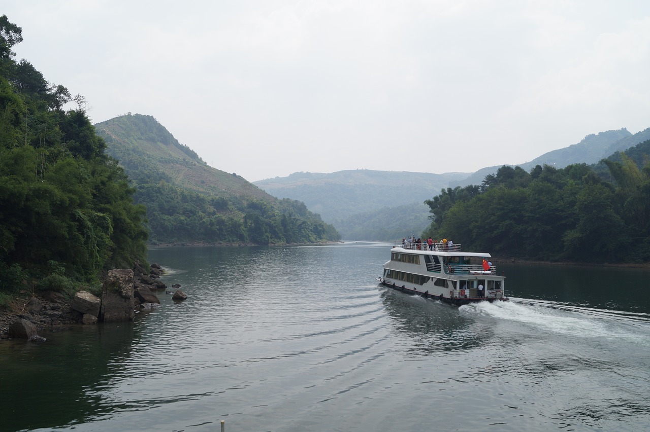 Image - river boat china mountains