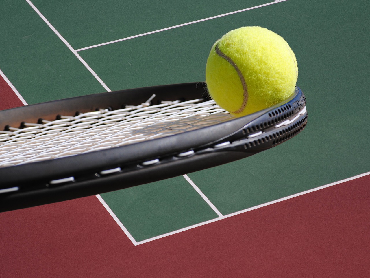 Image - tennis ball racket court