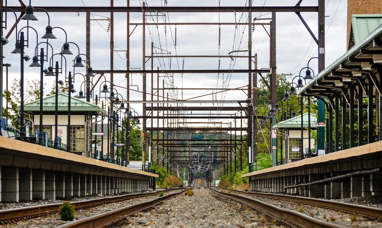 Image - train train tracks perspective