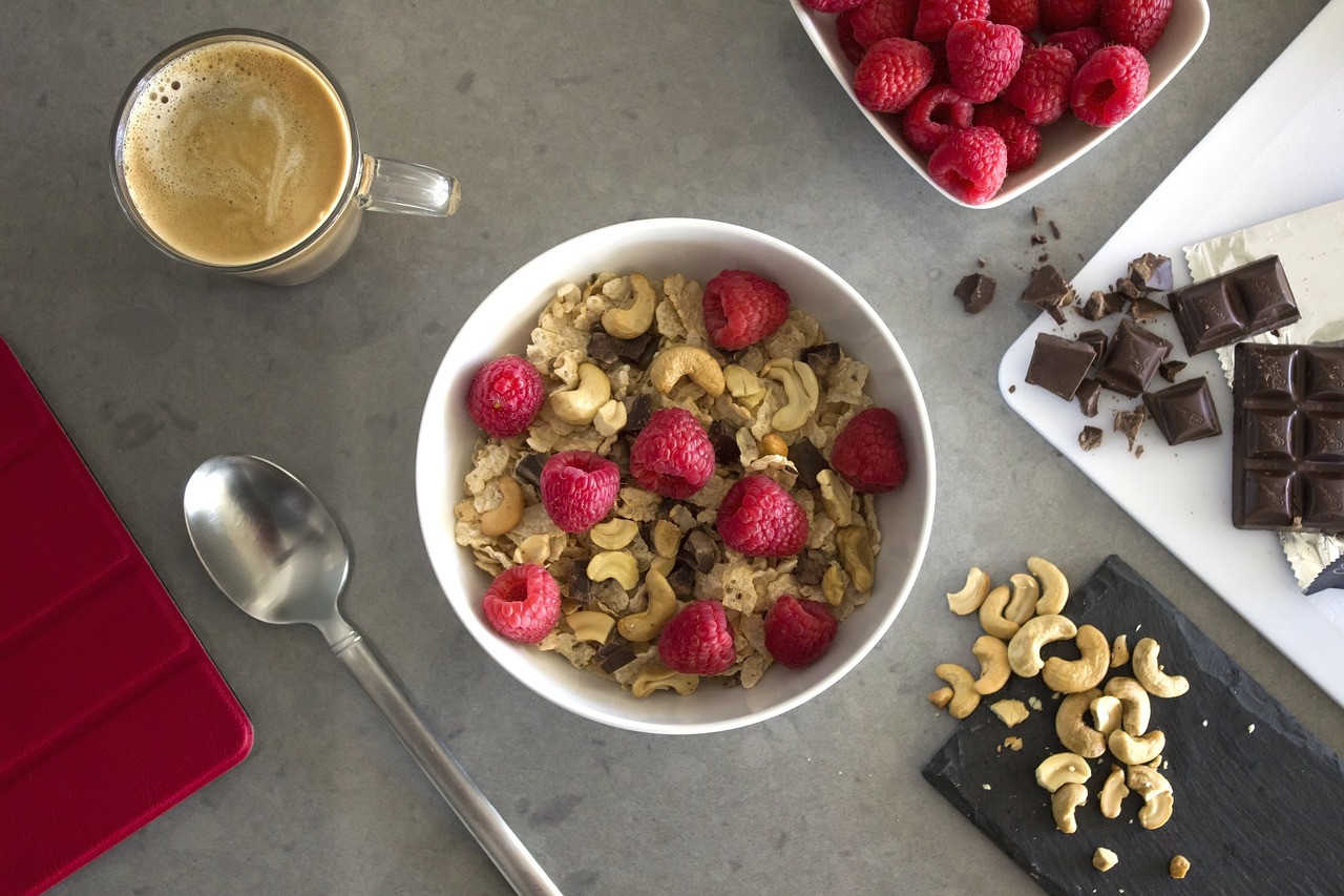 Image - breakfast cereal milk raspberries