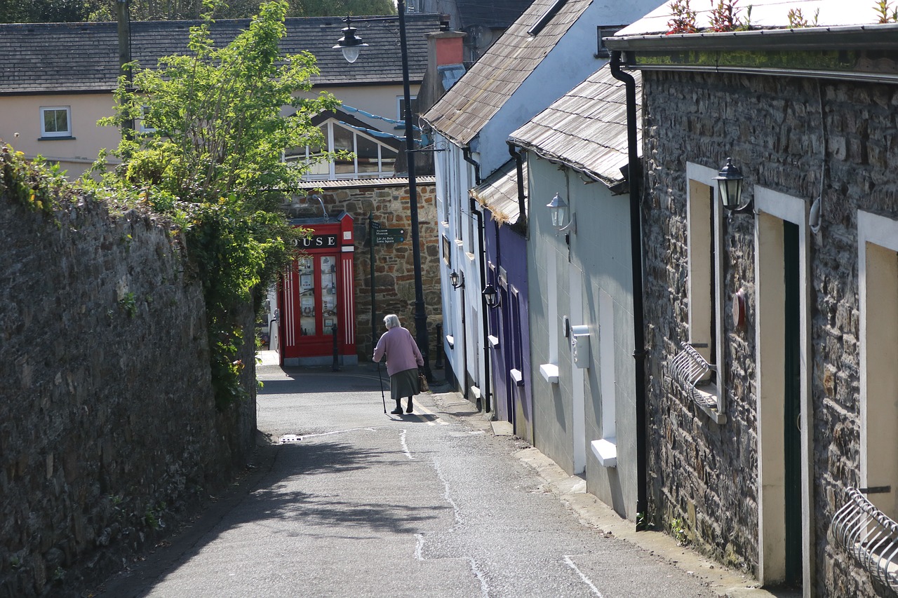 Image - street kindle ireland old woman