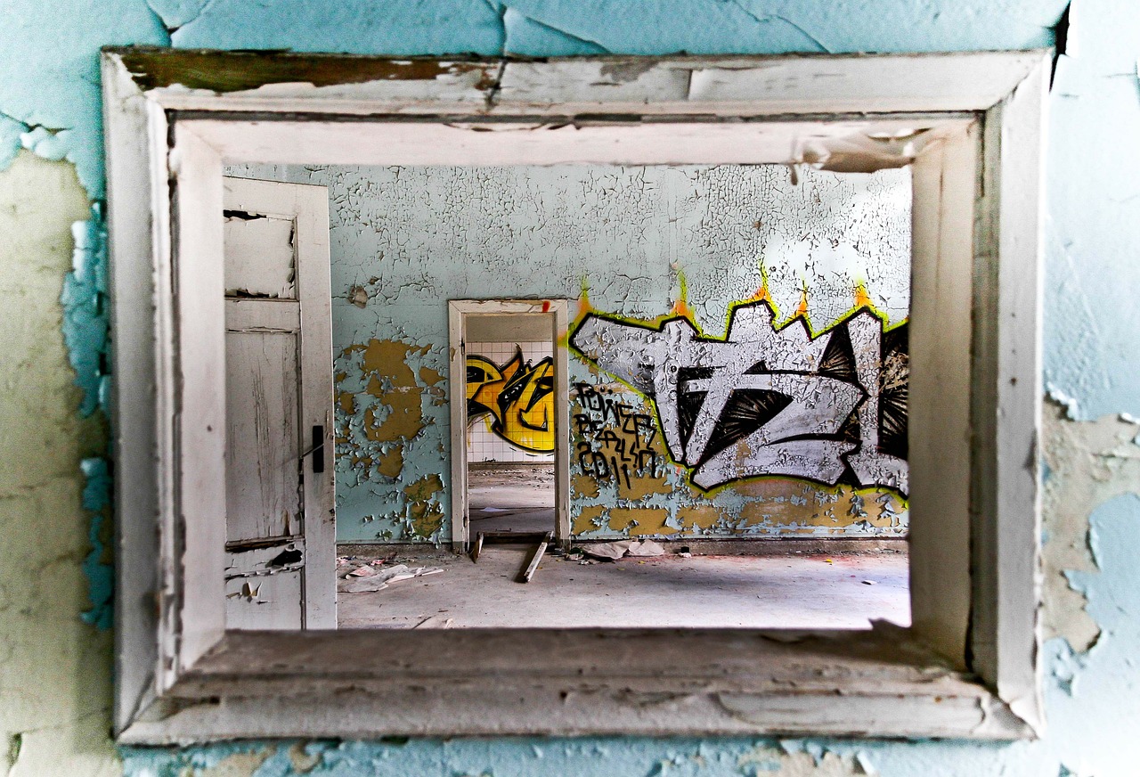 Image - graffitti old house old building