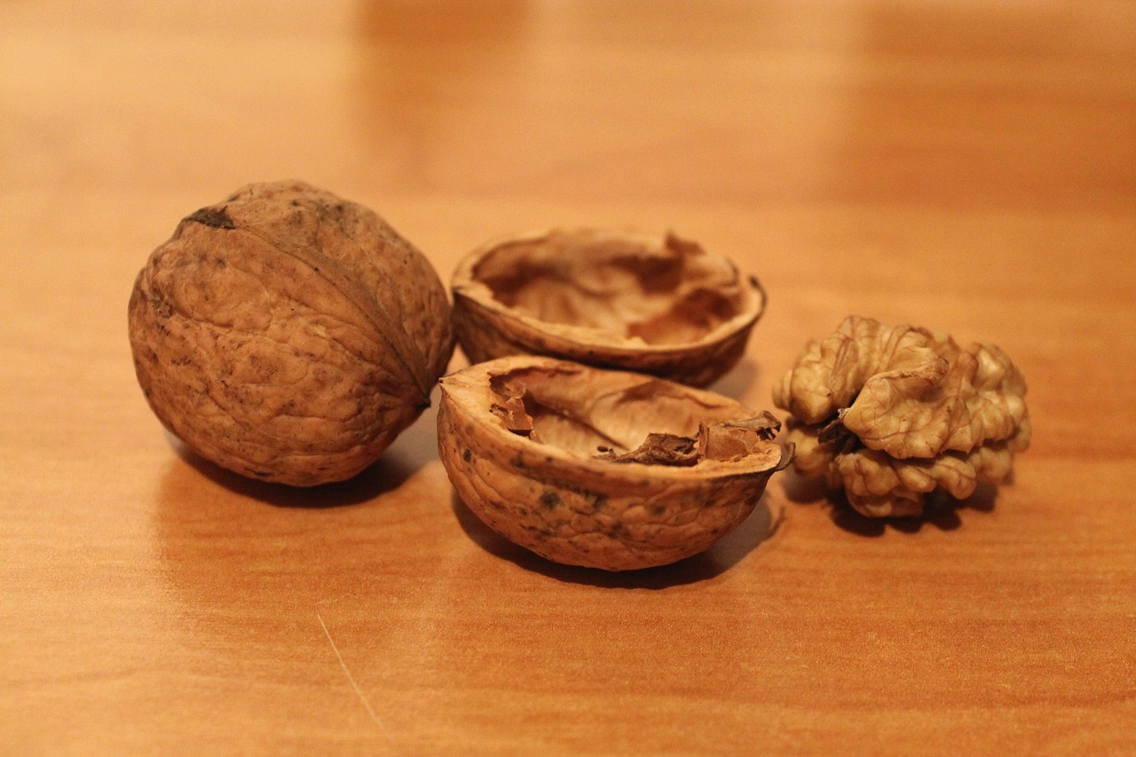 Image - walnut walnuts cut in half