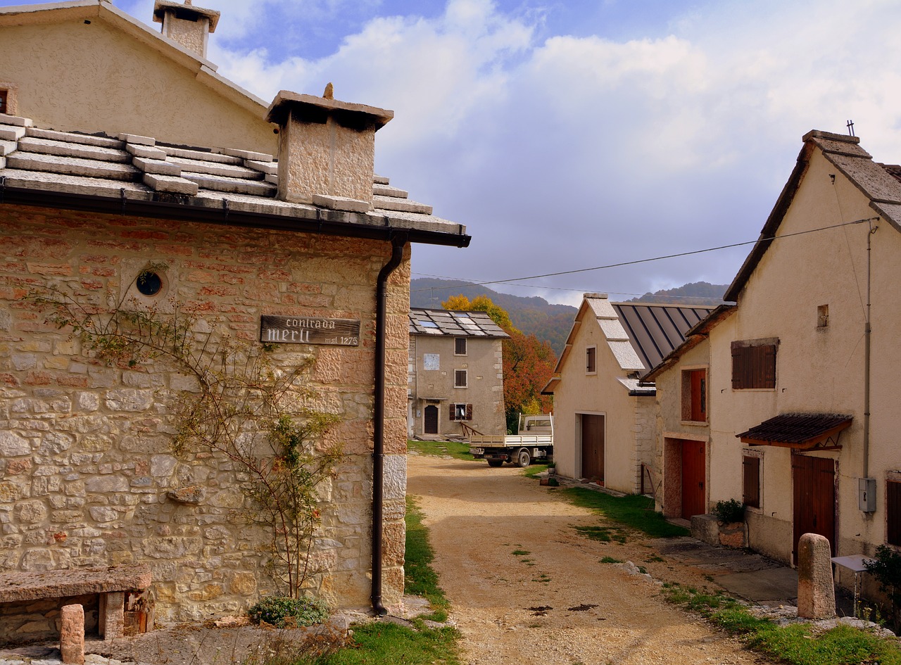 Image - borgo road houses trail