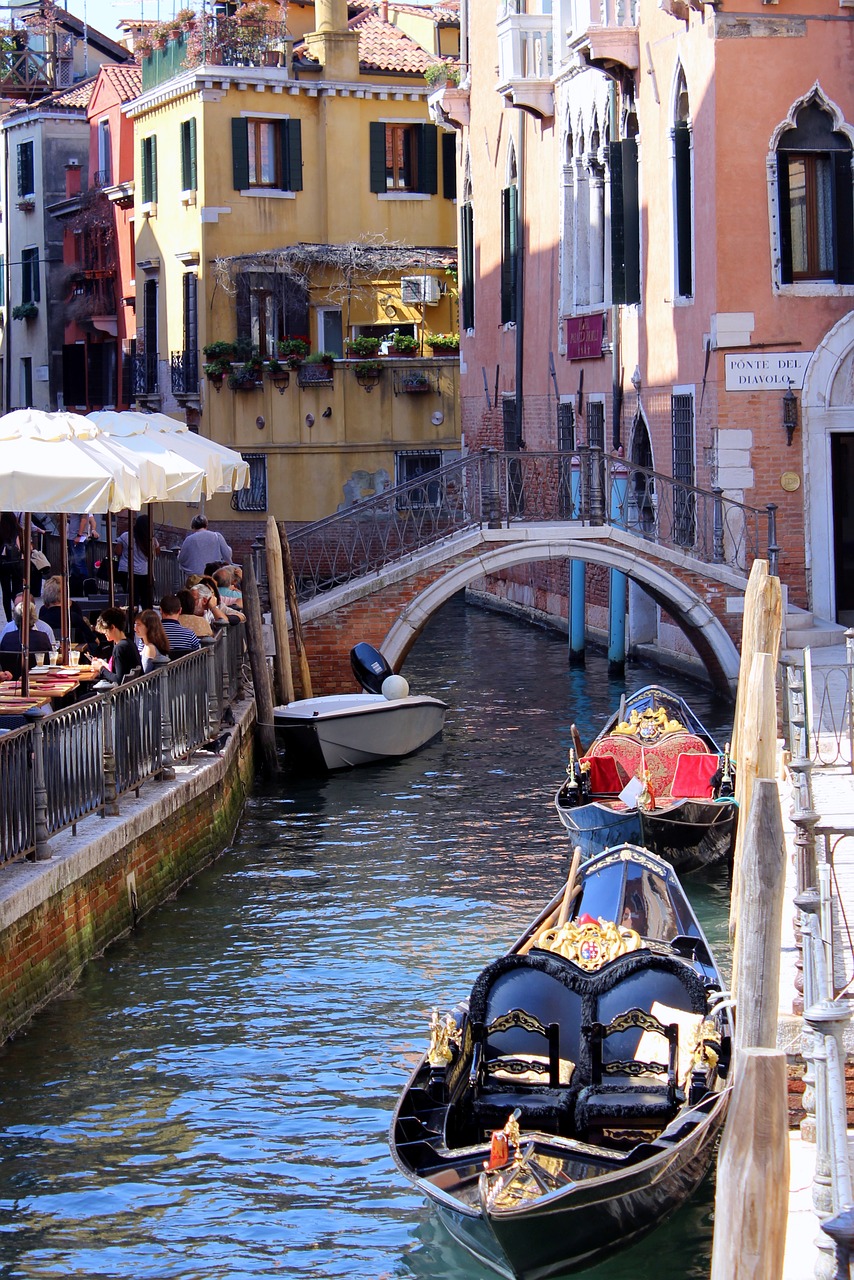 Image - venice channel road cafe bridge