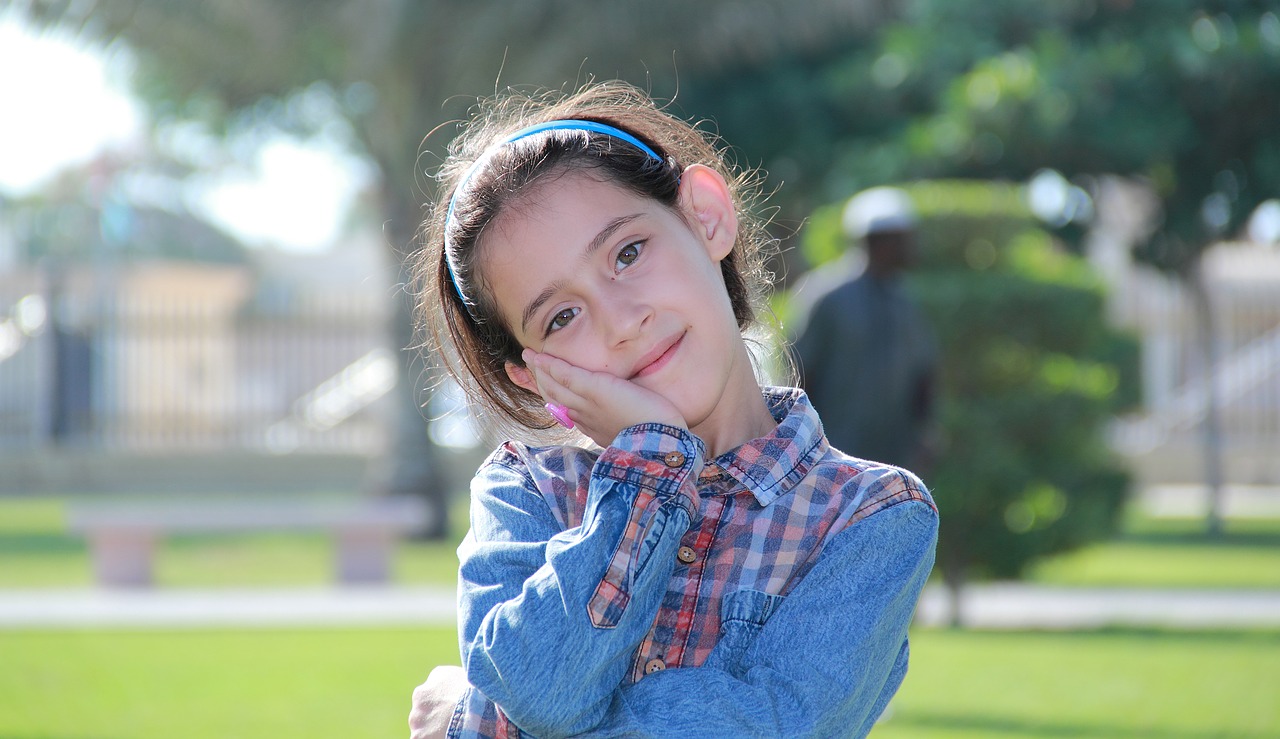 Image - enjoying family picnic girl