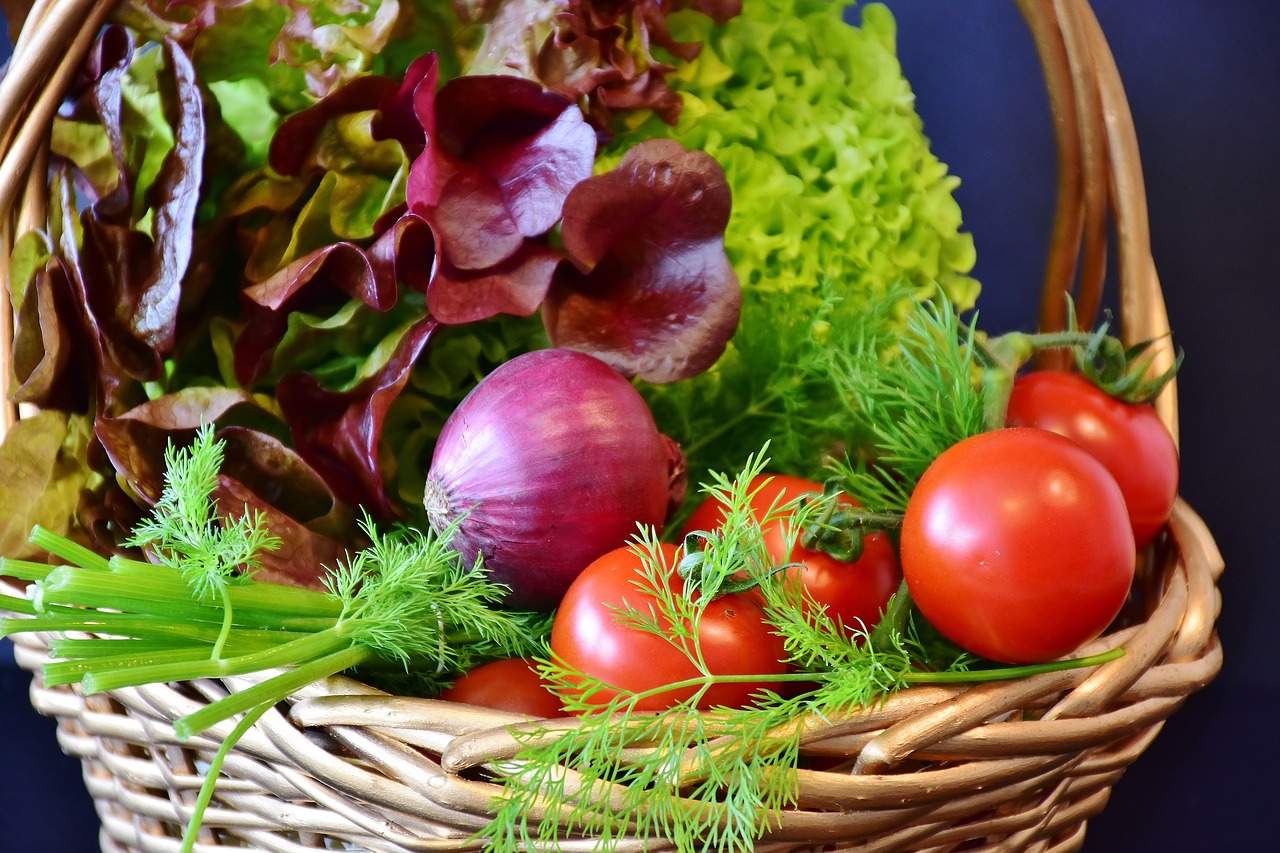 Image - salad tomatoes onion dill