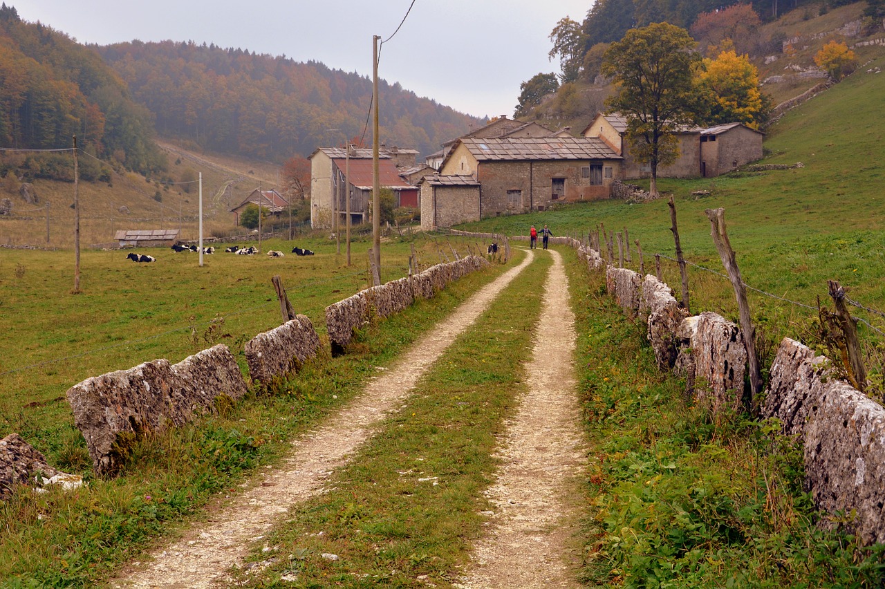 Image - trail stone fence borgo houses